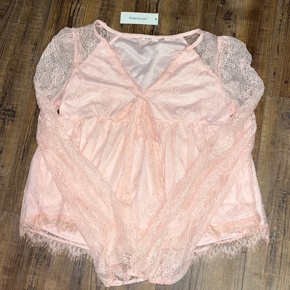 *NEW WITH TAGS* Francesca‘s Lace Top